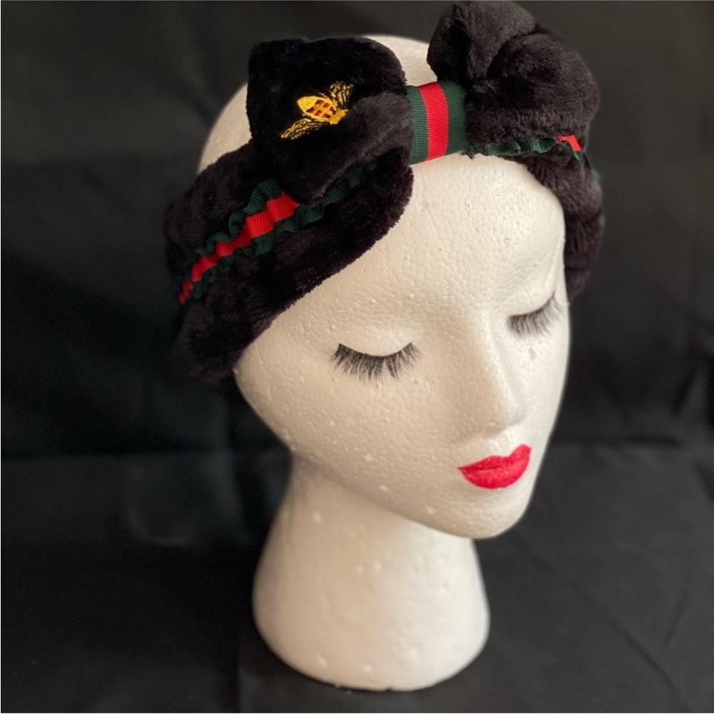 Elegant Black and Red Vintage-Inspired Hair Accessory - Cute Bee 🐝 Detail